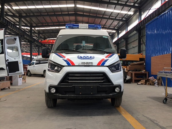 江鈴特順短軸救護(hù)車(chē)